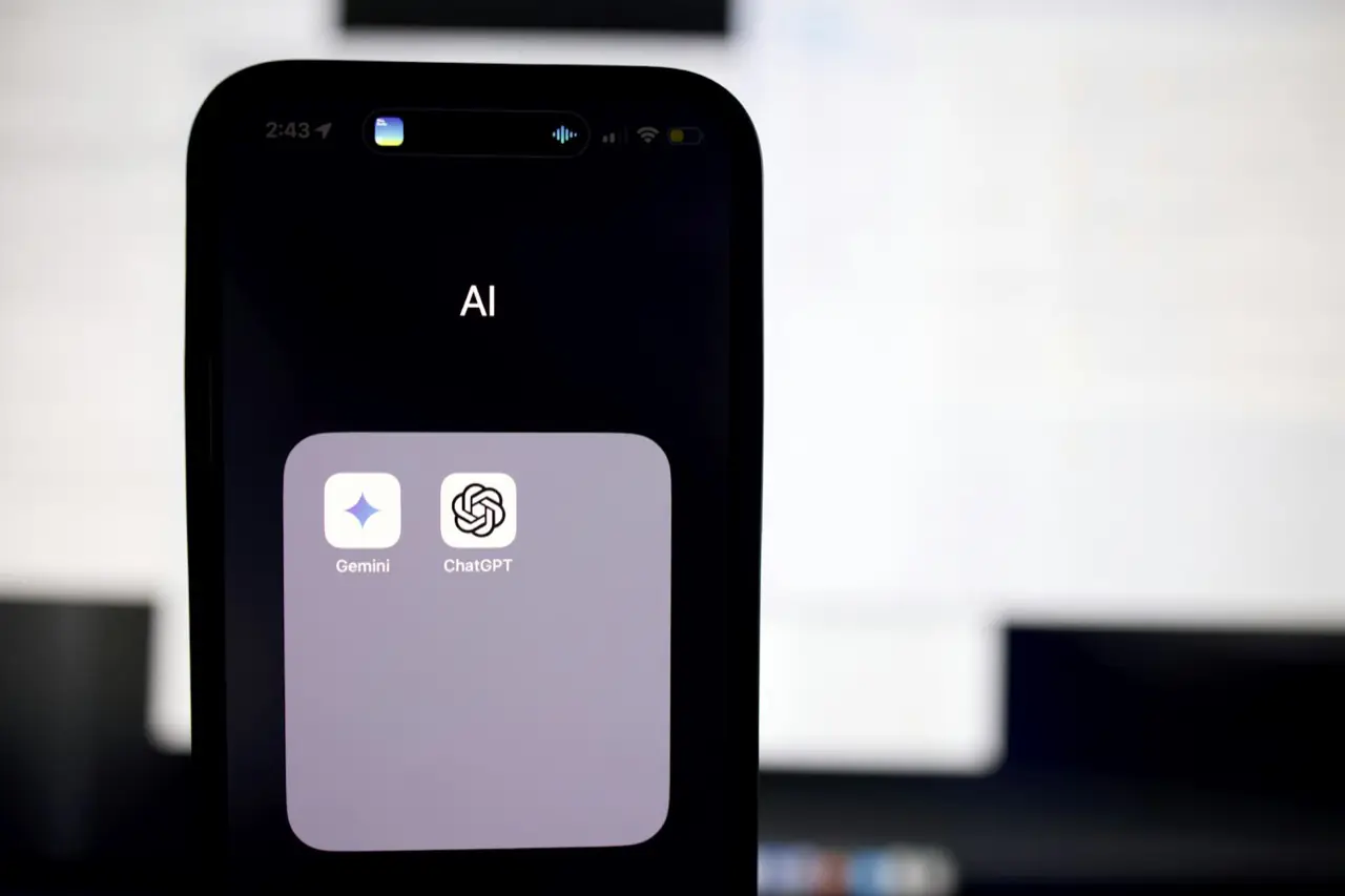 Ecranul principal al unui telefon cu un folder numit „AI”, în care sunt aplicațiile ChatGPT și Gemini.