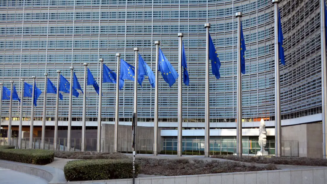 Drapelele Uniunii Europene în fața clădirii Berlaymont, sediul Comisiei Europene din Bruxelles.